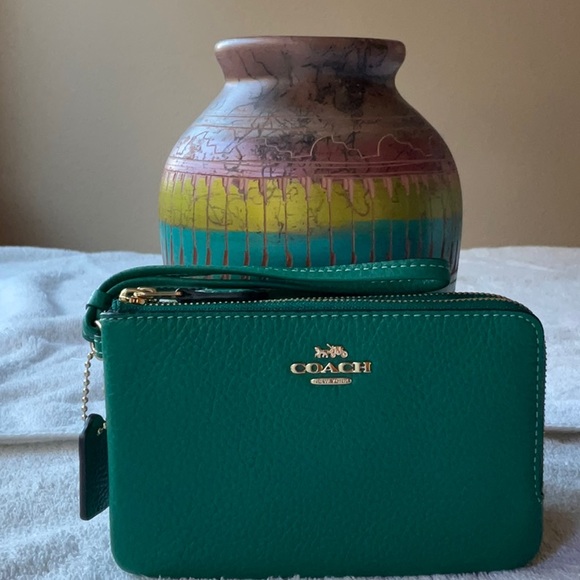 💚 COACH DOUBLE CORNER ZIP WRISTLET 💚 - Picture 4 of 16